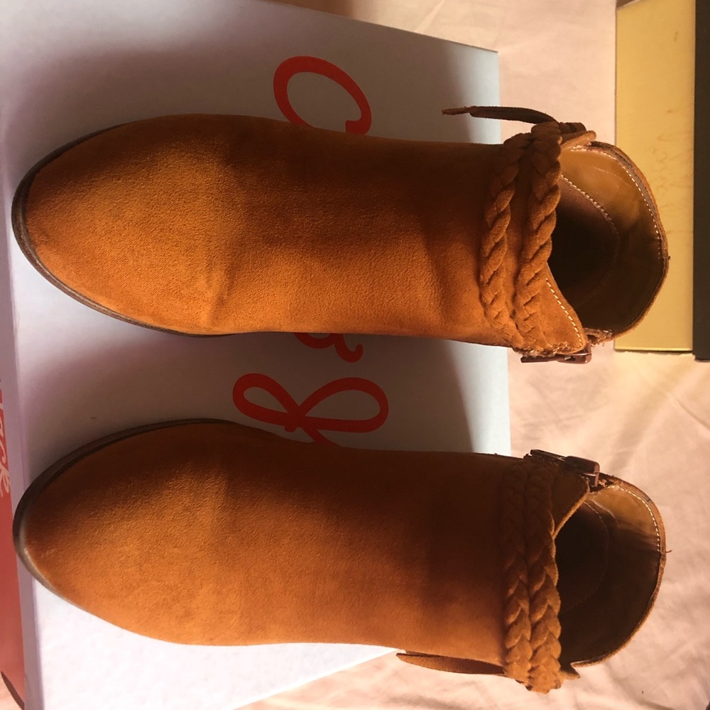 Dressing shoes for your little girl